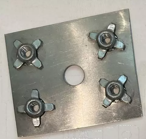 É fácil danificar o material de base ao instalar as porcas de macaco?
